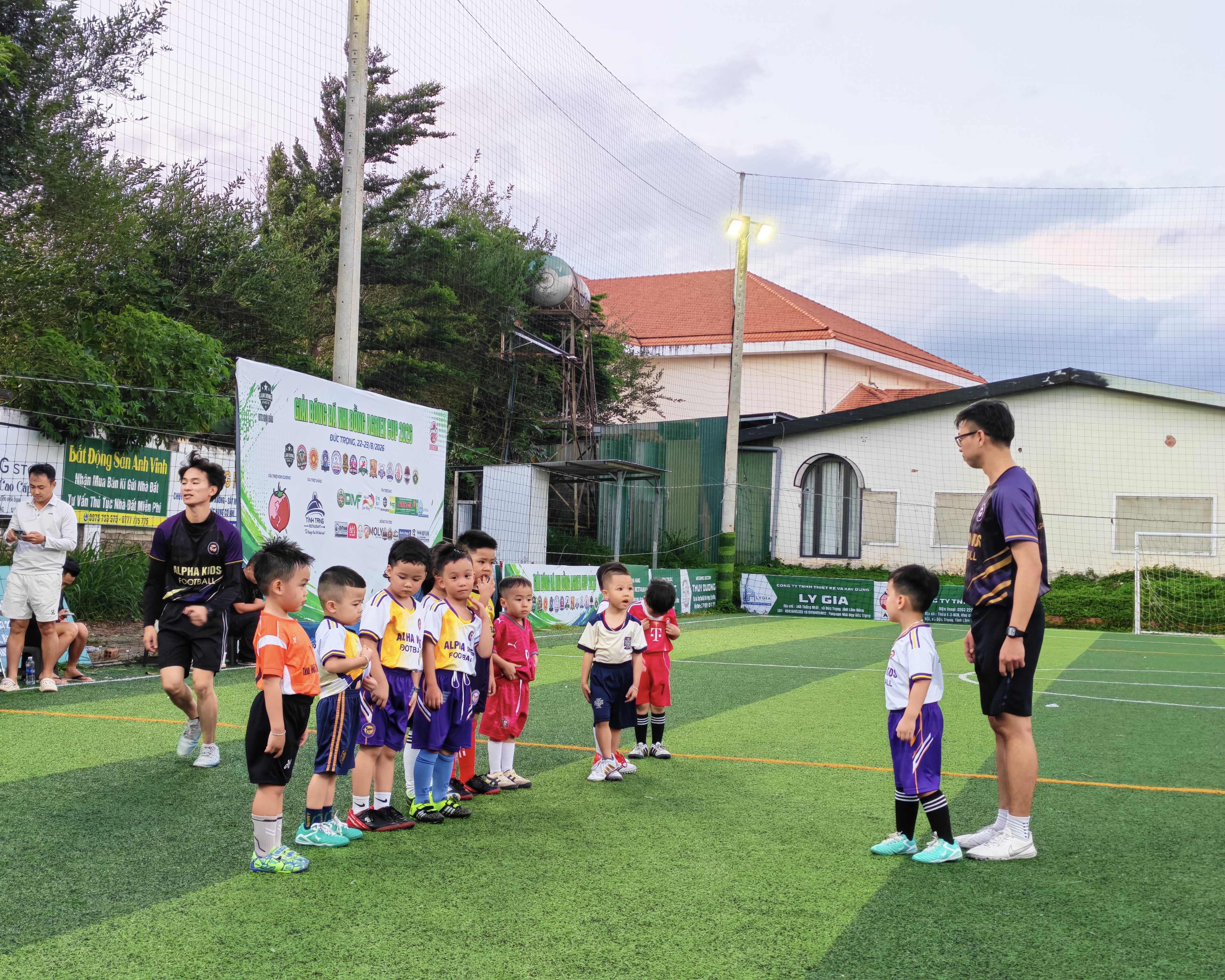 Sân  bóng khu liên hợp thể thao Đức Trọng